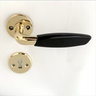 1748 dørvrider 1960 tallet i messing med svart grep